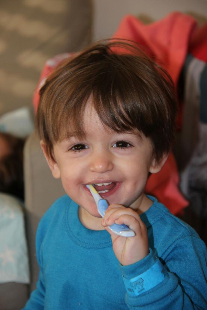 Enfant qui se brosse les dents