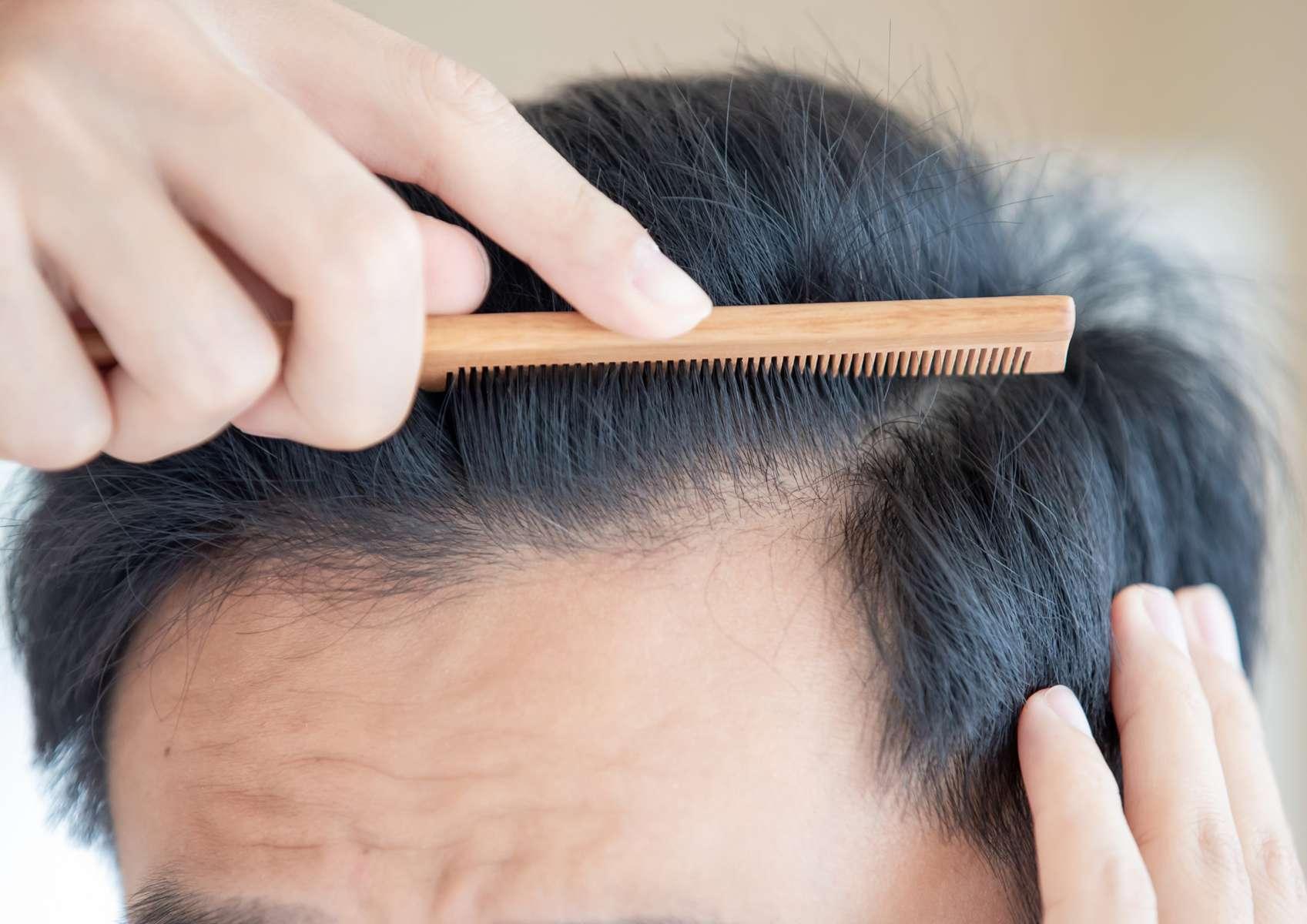 Homme qui se peigne les cheveux