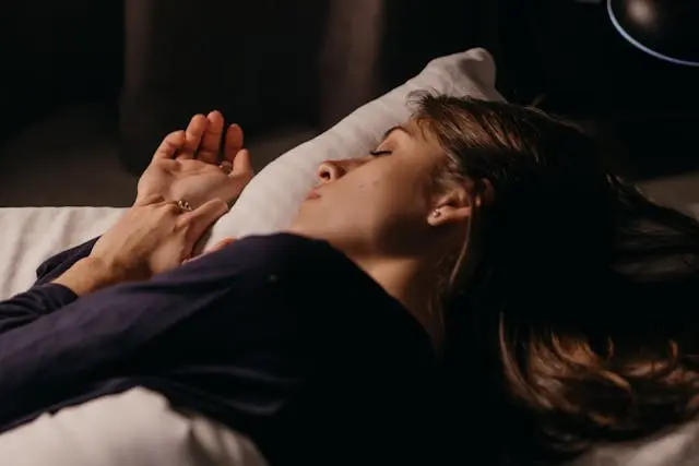 Femme qui dort la tête sur le côté