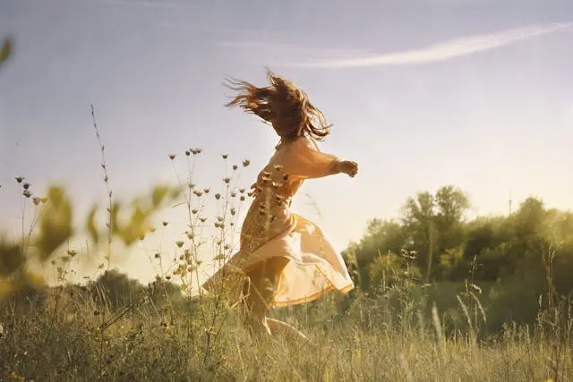 Femme qui danse dans un champ