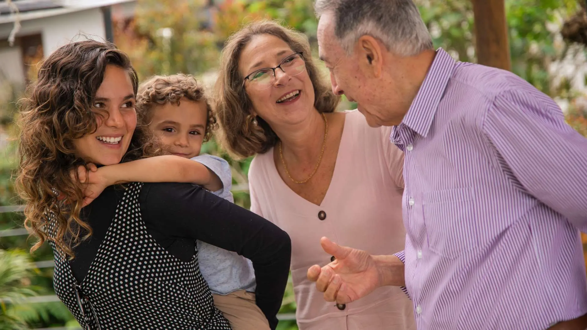 Grand-père avec sa fille et ses petits-enfants