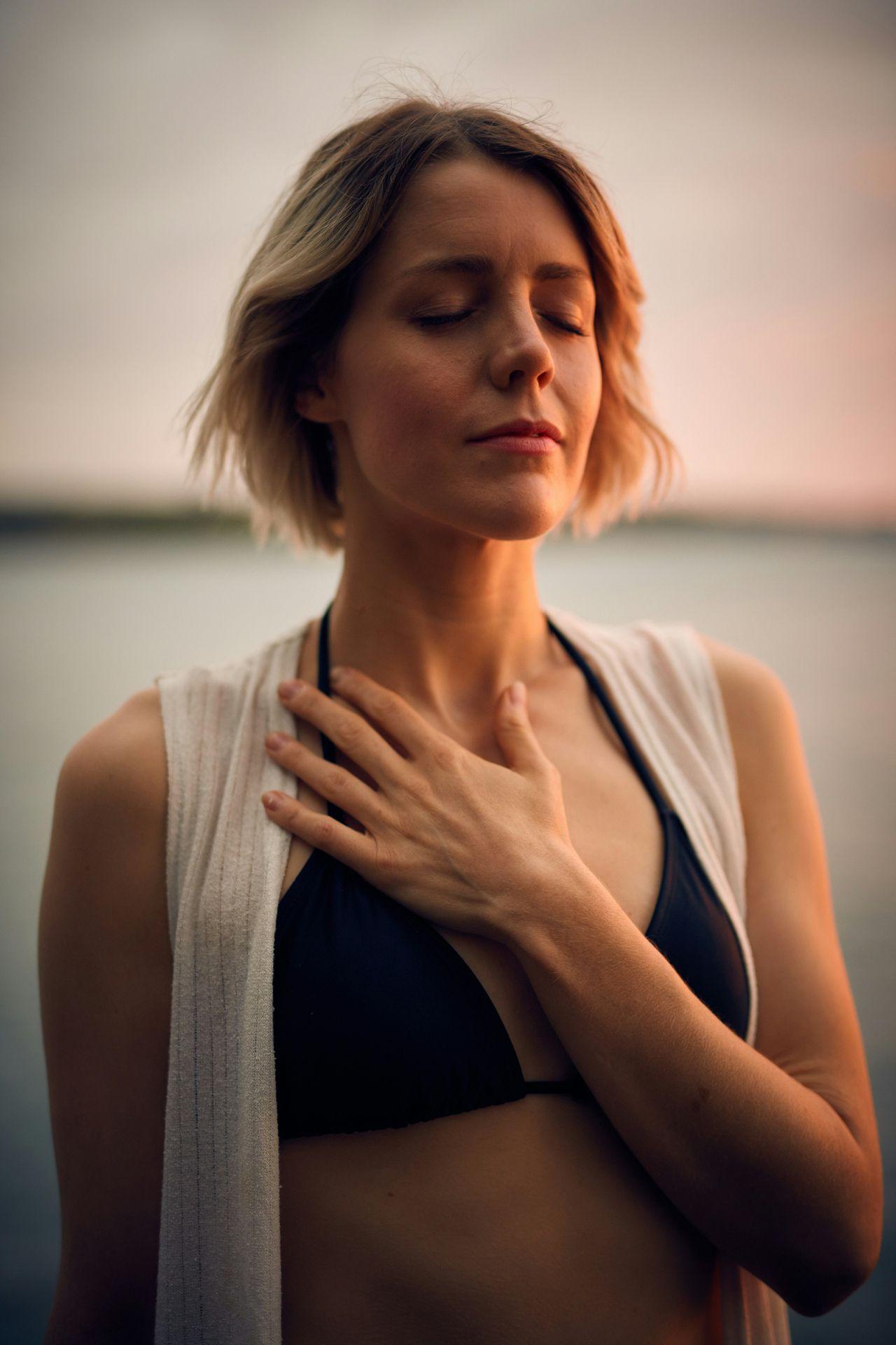 Image d'une femme effectuant des exercices de respiration
