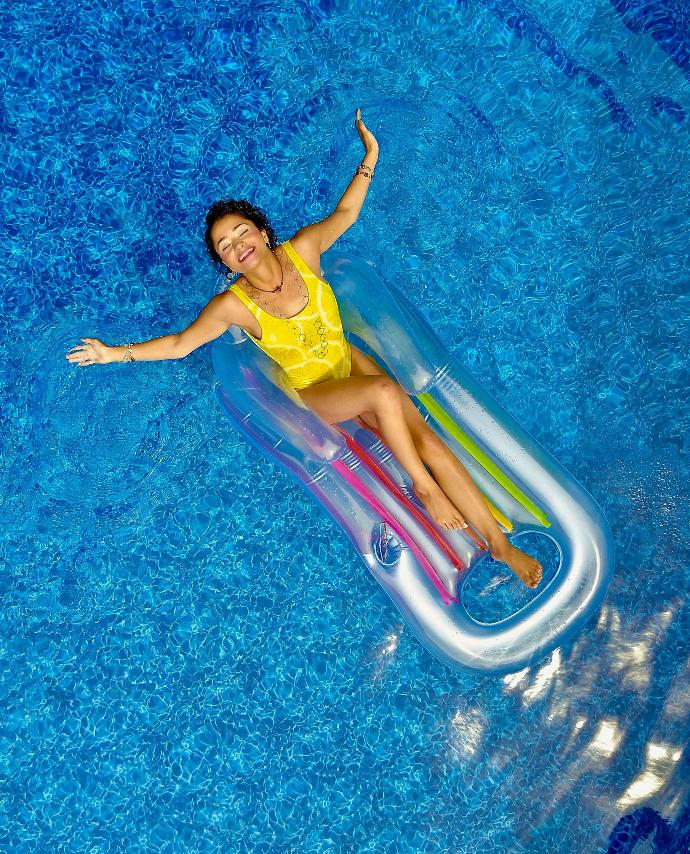 Image d'une femme dans une piscine