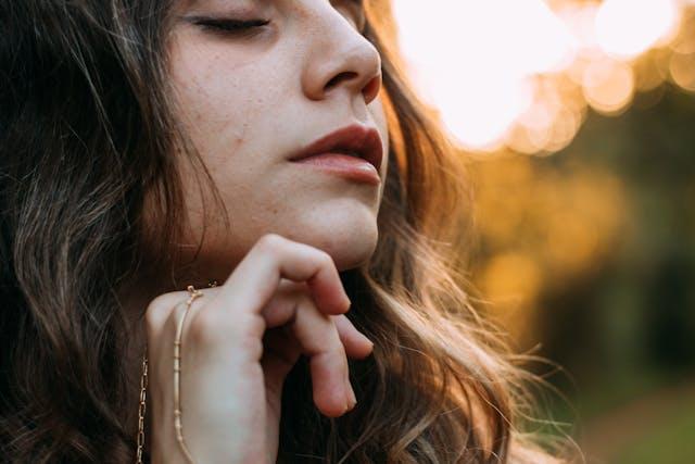 visage d'une femme qui respire, elle semble zen 