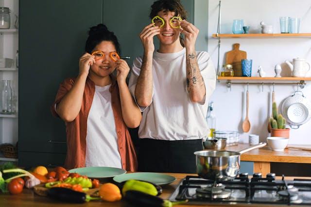 couple qui cuisine des proivrons