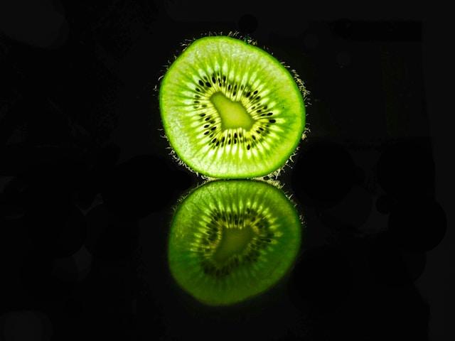 kiwi tranché avec reflet 