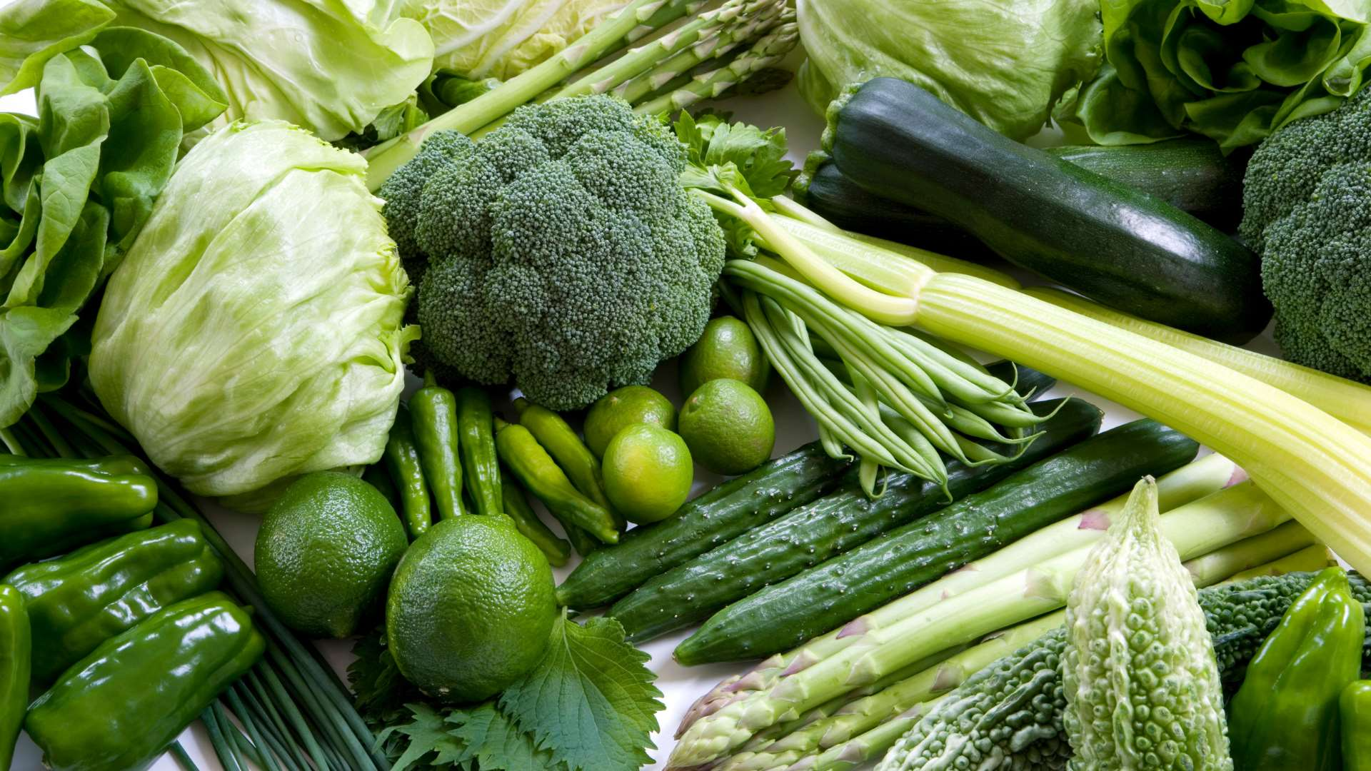 Mélange de légumes verts en gros plan
