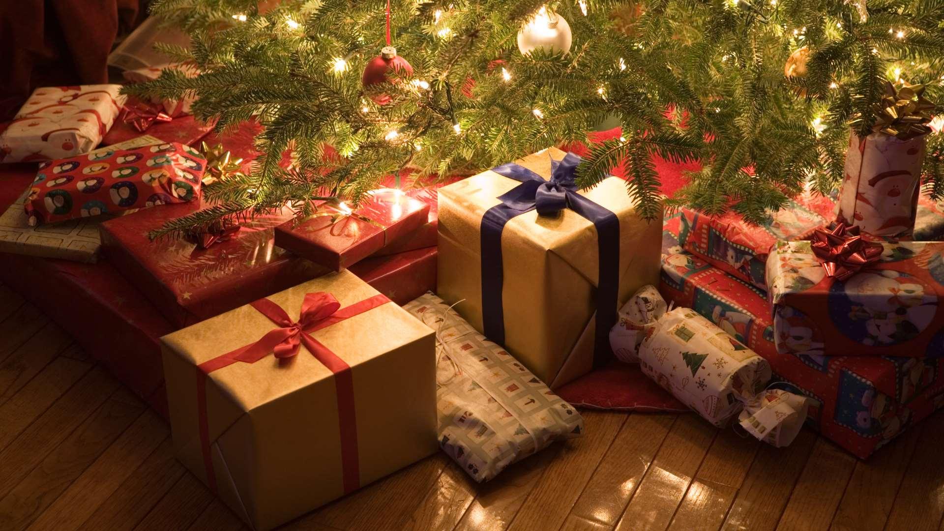 Cadeaux de Noël au pied du sapin