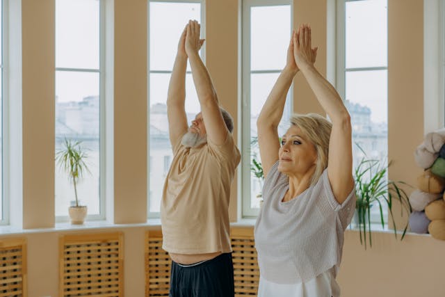 Couple de seniors qui fait de la relaxation