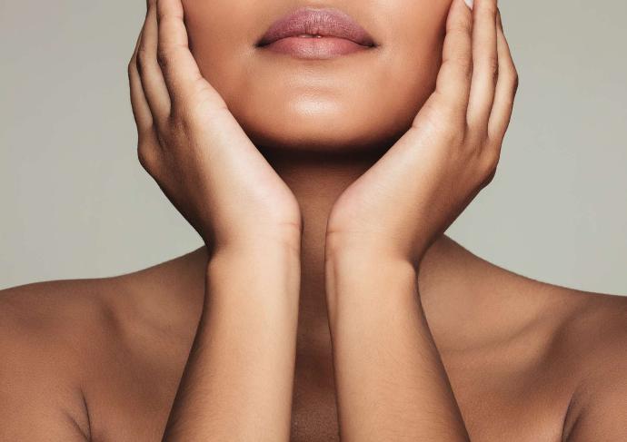Bas visage femme avec mains en coupe sur les joues