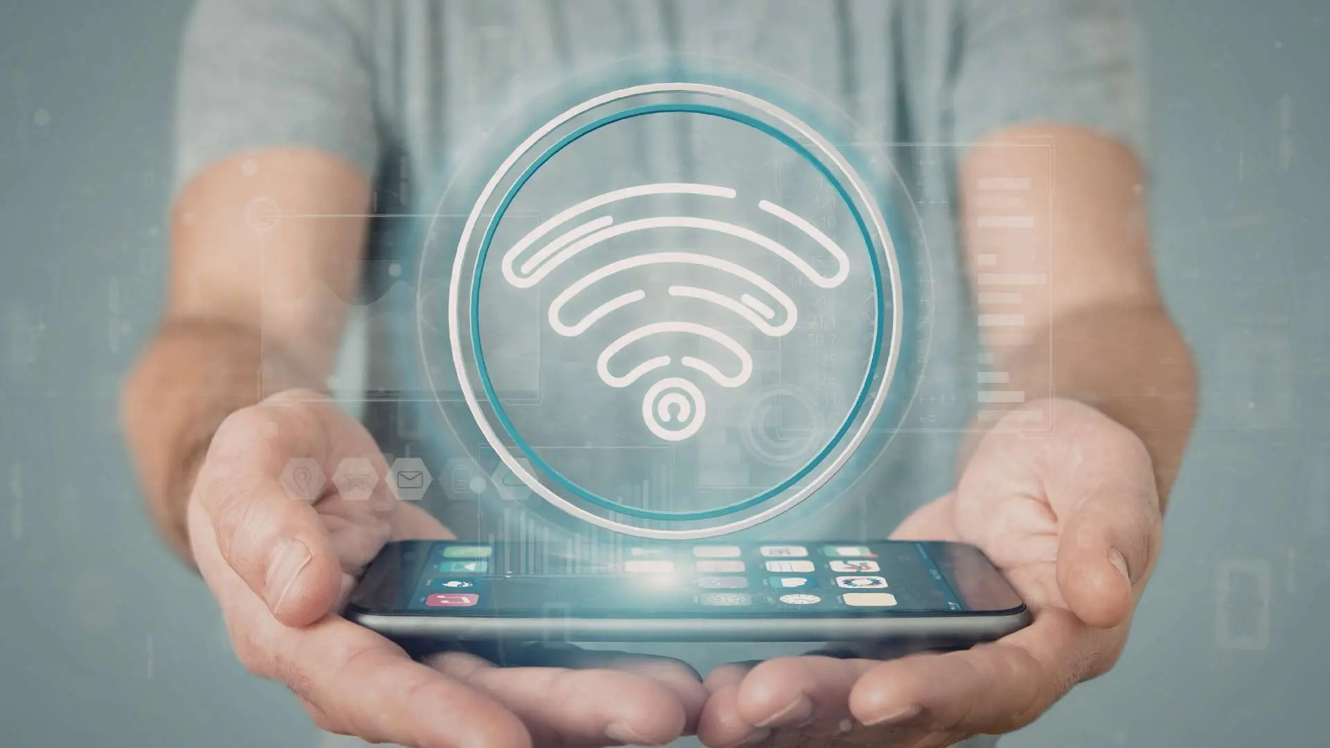 Mains d'homme tenant un téléphone portable à plat avec le symbole Wifi au-dessus