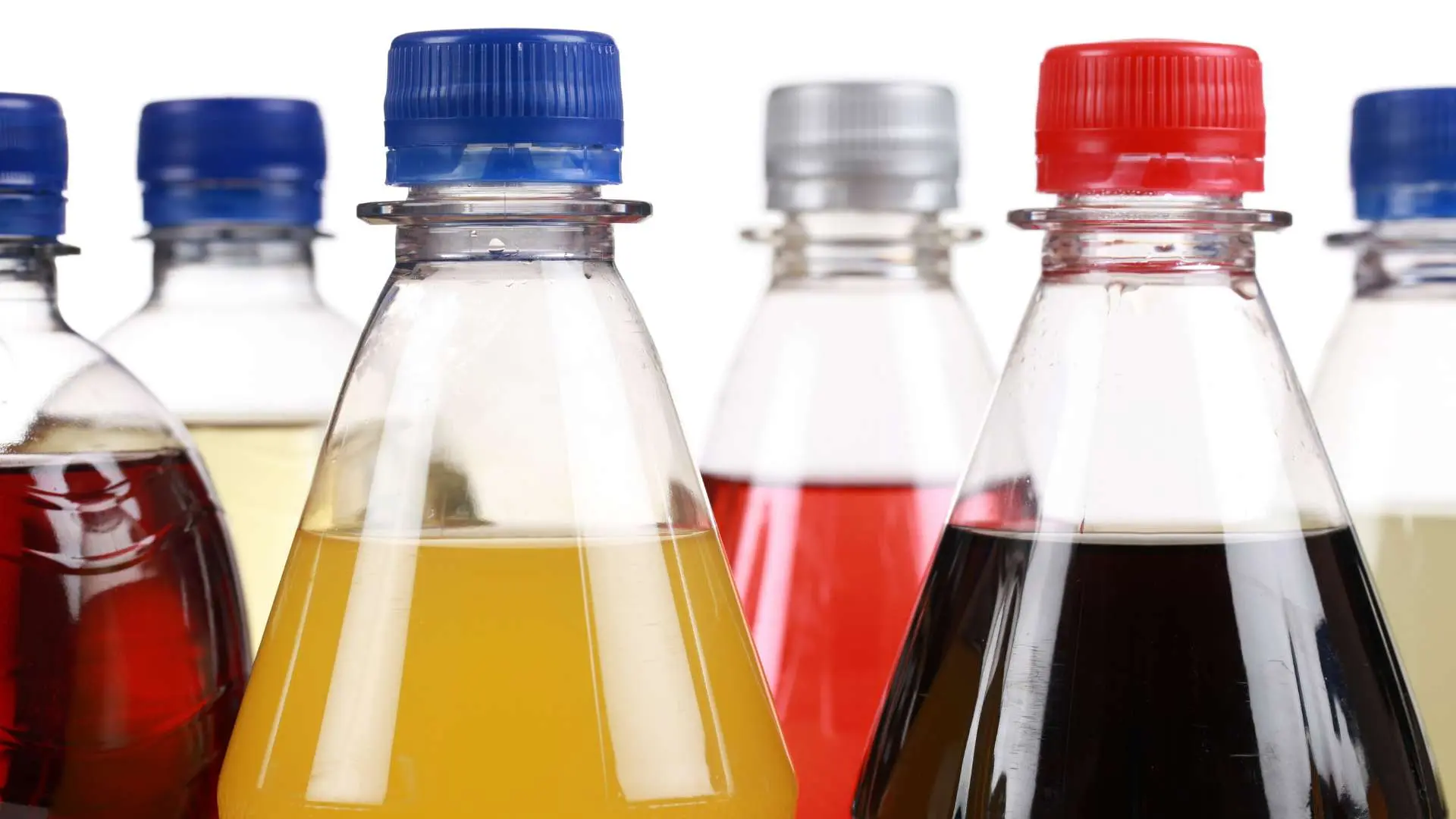 Gros plan hauts de six bouteilles de sodas en plastique