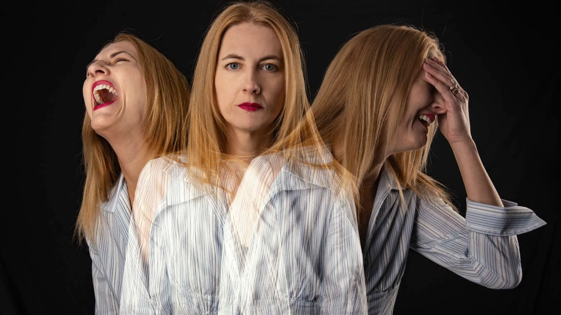 Femme blonde de face et dédoublée de chaque côté avec des expressions différentes